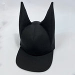 Mütze mit spitzen Ohren aus schwarzer Wolle