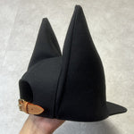 Mütze mit spitzen Ohren aus schwarzer Wolle